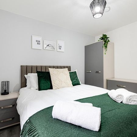 Top Floor Apartment With Private Balcony In Stockport Centre By Hass Haus Exterior photo