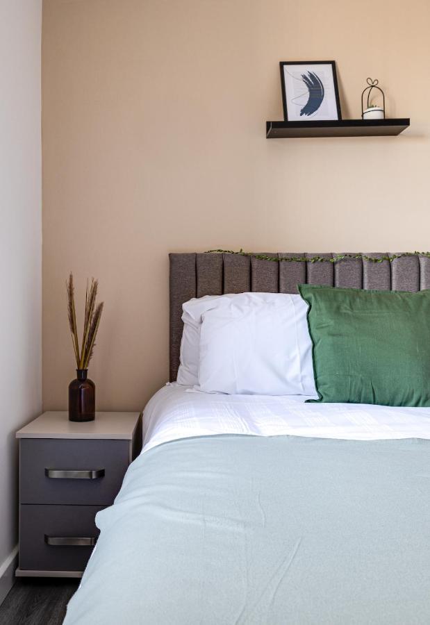 Top Floor Apartment With Private Balcony In Stockport Centre By Hass Haus Exterior photo