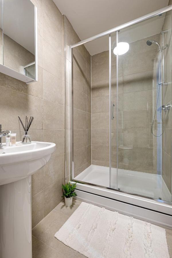 Top Floor Apartment With Private Balcony In Stockport Centre By Hass Haus Exterior photo
