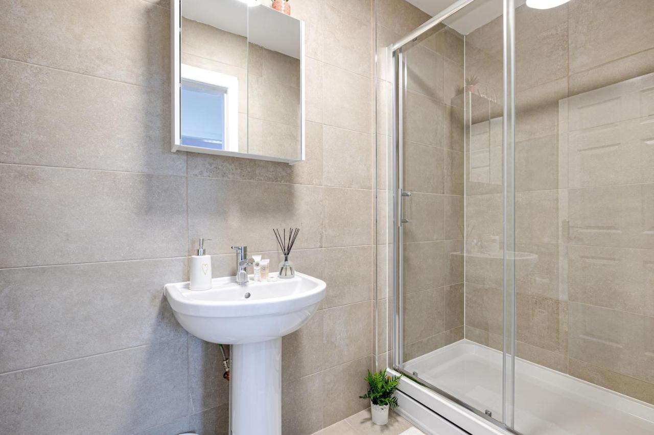Top Floor Apartment With Private Balcony In Stockport Centre By Hass Haus Exterior photo
