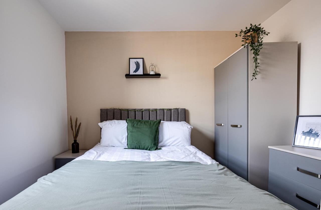 Top Floor Apartment With Private Balcony In Stockport Centre By Hass Haus Exterior photo