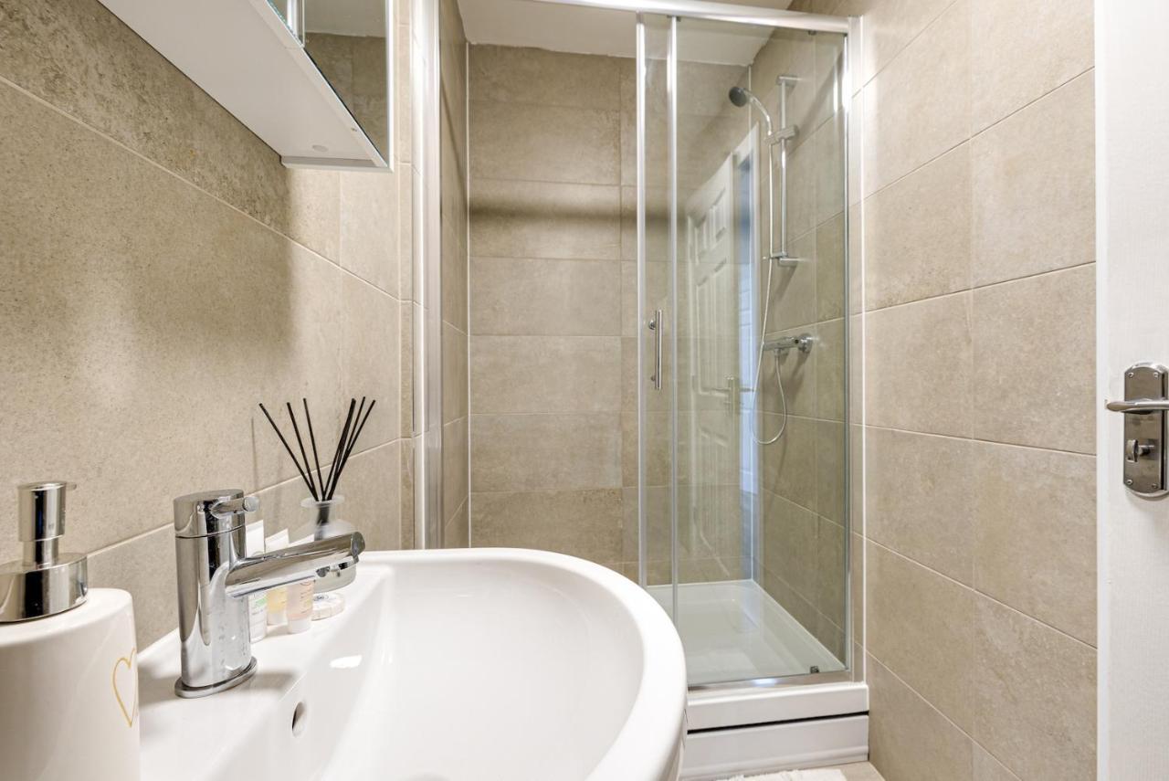 Top Floor Apartment With Private Balcony In Stockport Centre By Hass Haus Exterior photo