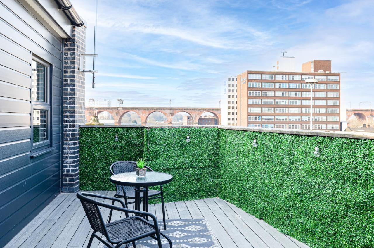 Top Floor Apartment With Private Balcony In Stockport Centre By Hass Haus Exterior photo