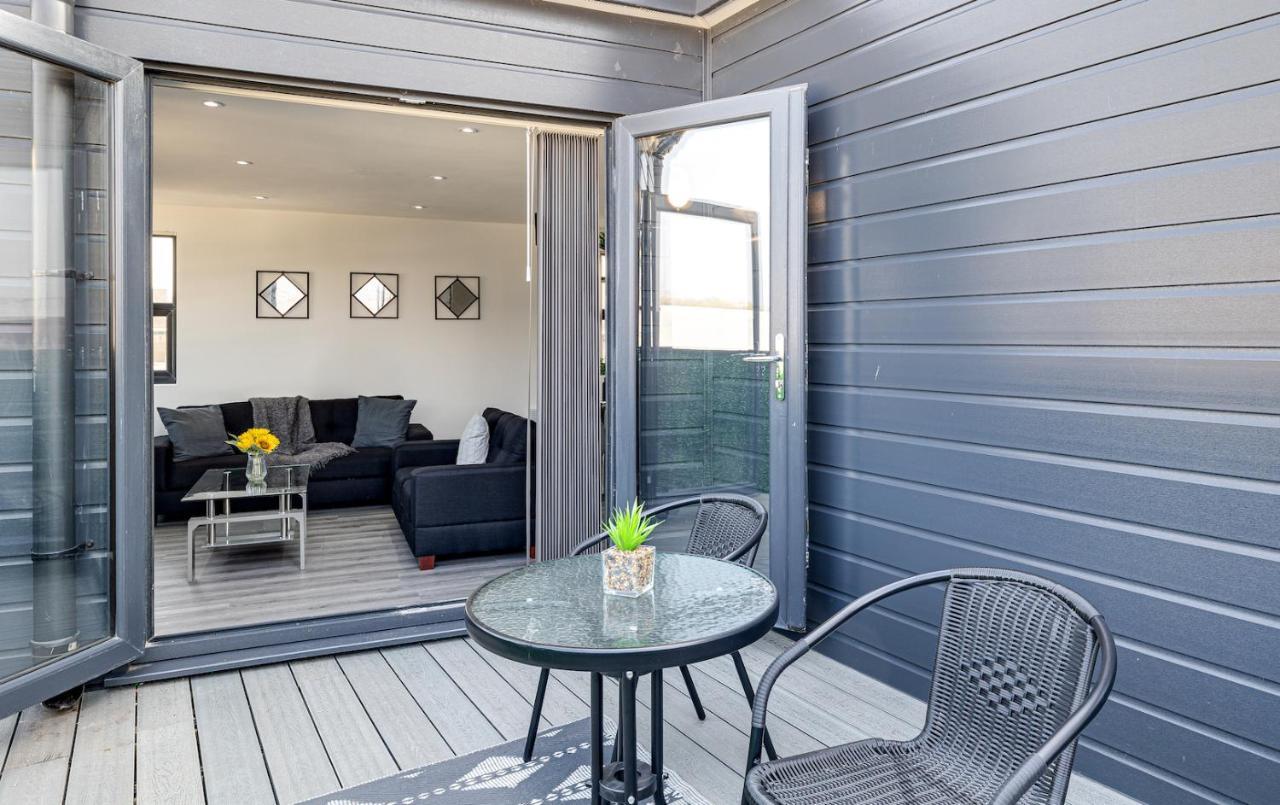Top Floor Apartment With Private Balcony In Stockport Centre By Hass Haus Exterior photo