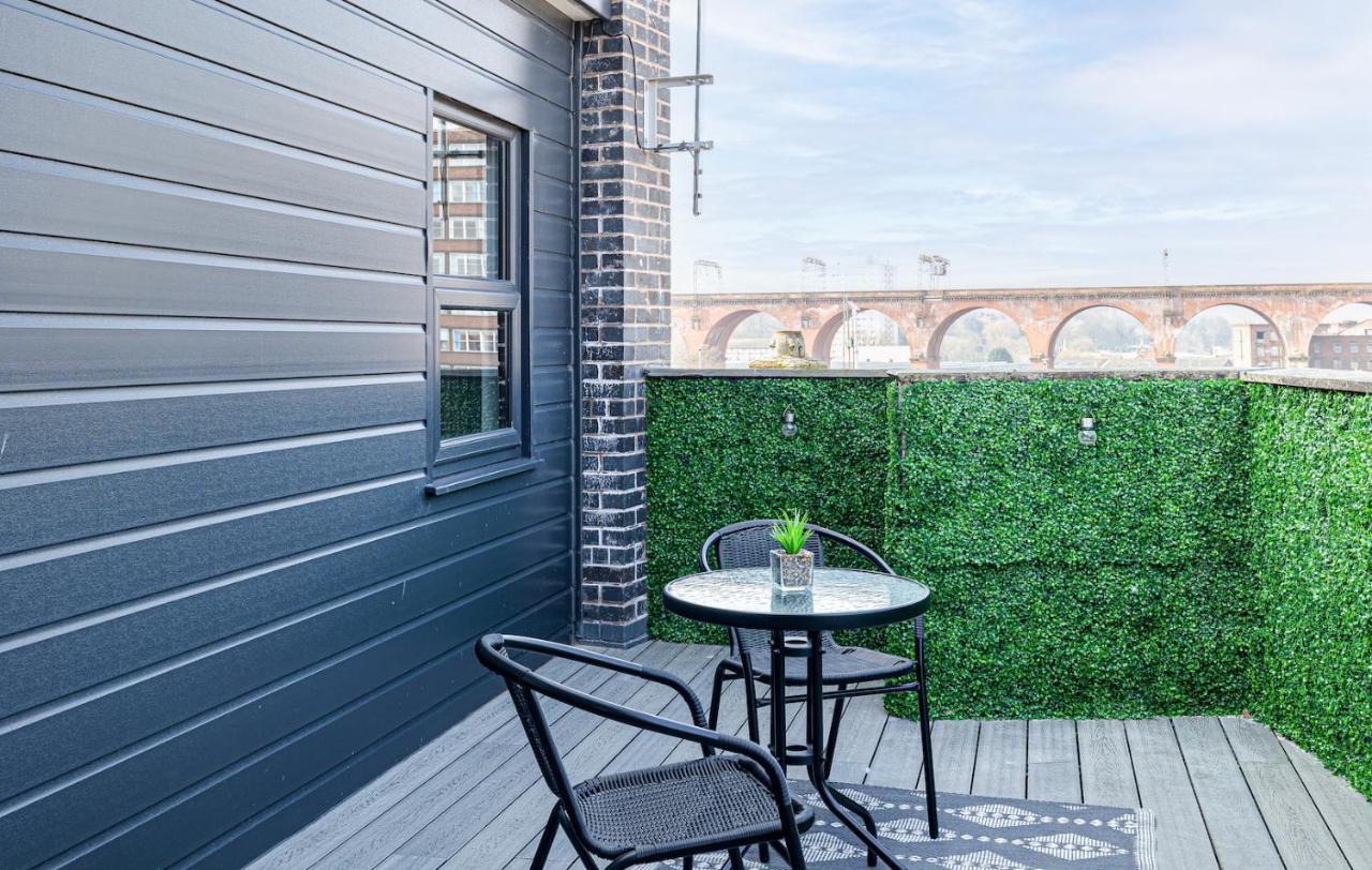 Top Floor Apartment With Private Balcony In Stockport Centre By Hass Haus Exterior photo